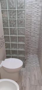 bagno con servizi igienici e parete piastrellata di La Casa di Lola ad Alcamo