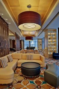 una hall con divani e un grande lampadario a braccio di Courtyard by Marriott Suzhou a Suzhou