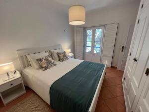 Ένα ή περισσότερα κρεβάτια σε δωμάτιο στο Moradia V3 na Praia Verde