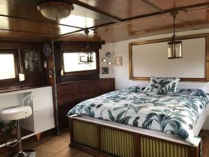 een slaapkamer met een groot bed in een boot bij Péniche Match in Arles