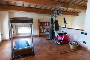 una habitación con un gimnasio con cinta de correr en Villa Fiore nel Borgo d'Arte Novilara by Yohome, en Novilara