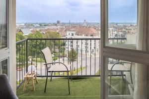 un balcon avec deux chaises et une vue sur une ville dans l'établissement Evasion Urbaine - Vue Panoramique - Proche gare, à Troyes