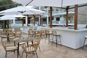 Dioscuri Deluxe Apartments餐厅或其他用餐的地方