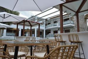 Dioscuri Deluxe Apartments餐厅或其他用餐的地方