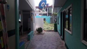 聖安德烈斯的住宿－Posada Nativa Mulu，一座房子里种植植物的空走廊