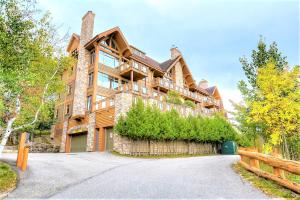 una gran casa de madera con entrada en Tremblant Prestige-Altitude 170-1 en Mont-Tremblant