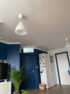 a kitchen with a blue wall and a refrigerator at Appartement 4 personnes Centre Dinard in Dinard