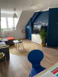 a living room with a blue accent wall at Appartement 4 personnes Centre Dinard in Dinard