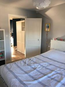 a bedroom with a bed and a door to a closet at Appartement 4 personnes Centre Dinard in Dinard