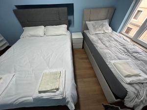 duas camas num pequeno quarto com duas janelas em PENTHOUSE APARTMENT in 5th FLOOR in TAKSİM em Istambul