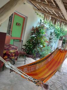 Ruang duduk di Yes Papa! Rooms only 100m from the beach!