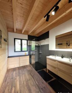 un ampio bagno con lavandino e doccia di Chalet de vacances calme et luxueux a Lamoura