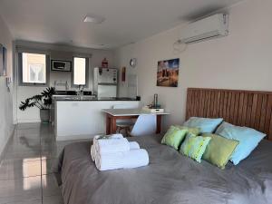 薩爾塔的住宿－Andes Suites Premium，一间卧室配有带毛巾的床