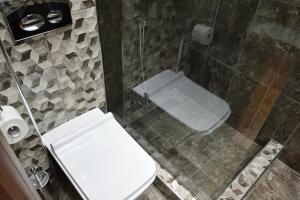 Dioscuri Deluxe Apartments的一间浴室
