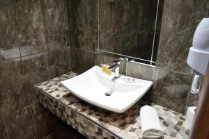 Dioscuri Deluxe Apartments的一间浴室