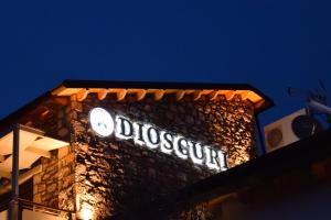 Dioscuri Deluxe Apartments的证书、奖牌、标识或其他文件
