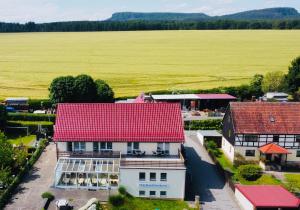 une vue aérienne sur une maison avec un toit rouge dans l'établissement Gästehaus Kaiserkrone, à Schöna