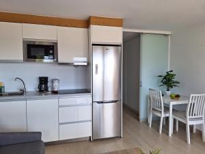 Η κουζίνα ή μικρή κουζίνα στο White and Quiet! Modern apartment in San Agustin