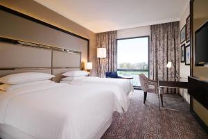 Postel nebo postele na pokoji v ubytování Sheraton Grand Krakow
