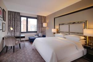 Postel nebo postele na pokoji v ubytování Sheraton Grand Krakow