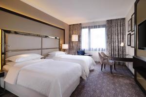 Postel nebo postele na pokoji v ubytování Sheraton Grand Krakow