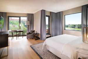 Postel nebo postele na pokoji v ubytování Sheraton Grand Krakow