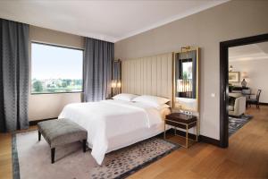 Postel nebo postele na pokoji v ubytování Sheraton Grand Krakow