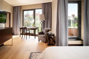 Postel nebo postele na pokoji v ubytování Sheraton Grand Krakow