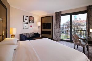 Postel nebo postele na pokoji v ubytování Sheraton Grand Krakow
