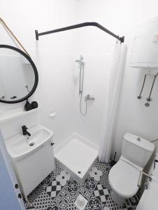 Baño blanco con aseo y lavamanos en Wind Rose Rooms en Baška Voda