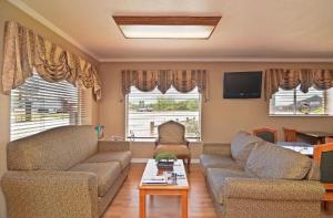 ein Wohnzimmer mit 2 Sofas und einem Tisch in der Unterkunft Americas Best Value Inn Crosstimbers in Stephenville