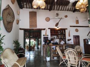 蒙波斯HOTEL NIETO MOMPOX, ubicado en el corazón del centro histórico, frente al rio magdalena en zona de malecón的一间带椅子的餐厅和一间两人酒吧