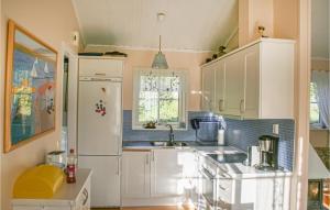 cocina con nevera blanca y fregadero en Amazing Home In Drbak With Kitchen, en Drøbak