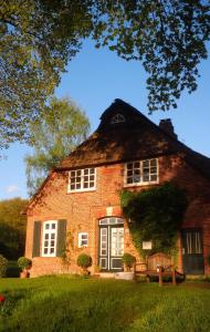 a brick house with a bench in front of it at Bauernhaus in der Bremer Schweiz in Ritterhude