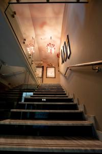 eine Treppe in einem Gebäude mit einem Kronleuchter in der Unterkunft Bed&Breakfast Novalis in Novalja