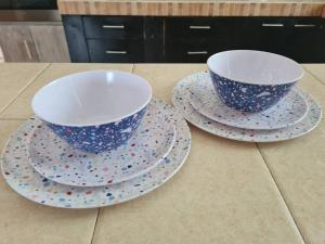 two bowls and plates sitting on a counter at CASA LEYNA totalmente independiente, de un piso in Temixco