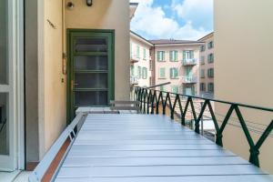 - un balcon dans un bâtiment avec une porte verte dans l'établissement Spacious Apartment - 4 Bedrooms and 3 Bathrooms, à Bergame