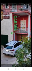 una macchina bianca parcheggiata di fronte a un edificio di Glorianita sweethome,centro, FREE parking,SELF CHECK- IN a Šibenik