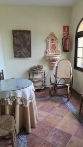 Habitación con mesa, silla y mesa. en Casa Rural Lares, en Casas de Don Pedro