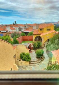 an aerial view of a house with a yard at Casa Rural Lares in Casas de Don Pedro