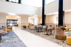 un vestíbulo con mesas y sillas y una cafetería en SpringHill Suites by Marriott Baltimore Downtown Convention Center Area, en Baltimore
