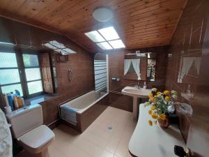Kúpeľňa v ubytovaní A Casiña Casitas con jardin de ensueño + 37 fotografií