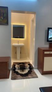 Łazienka z umywalką i białą umywalką w obiekcie غرفه ديلوكس ٤٥م بقلب المدينه بالقرب من المسجد المبوي w Medynie
