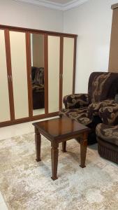 a living room with a couch and a coffee table at غرفه ديلوكس ٤٥م بقلب المدينه بالقرب من المسجد المبوي in Medina