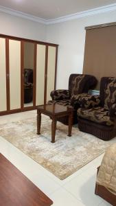 a living room with two couches and a coffee table at غرفه ديلوكس ٤٥م بقلب المدينه بالقرب من المسجد المبوي in Al Madinah