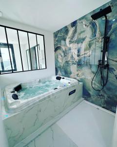 un baño con ducha y bañera en Luxury Living Martigues, en Martigues 19 fotos más