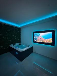 baño con lavabo y TV en la pared en Luxury Living Martigues, en Martigues