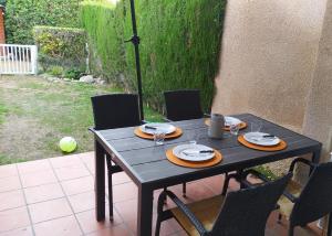 un tavolo con piatti e bicchieri su un patio di Casa Mistral a Palamós