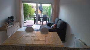 un soggiorno con divano e tavolo di Casa Mistral a Palamós