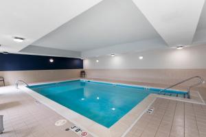 a large swimming pool in a building at Comfort Inn & Suites Hampton near Coliseum in Hampton
